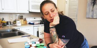 Välkommen till en unik svensk onlinevisning av filmen “Medicating Normal”