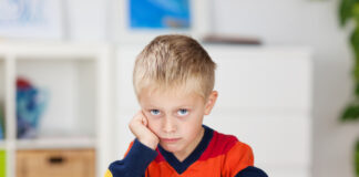 ADHD som social konstruktion Bild på pojke vid ett bord.