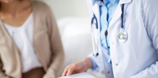 Bild på läkare i samtal med patient.