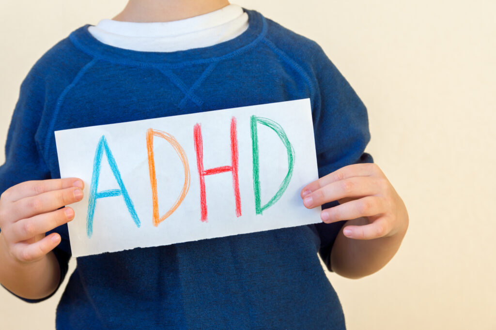 Bild på ett barn med skylten adhd.