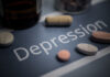 Bild på texten "Depression" och piller.