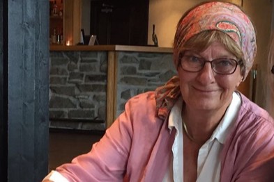 Bild på Majka Stenberg, som ler och tittar in i kameran.