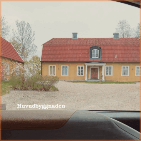 Klicka för bildspel Bild på Barnbyn Skås huvudbyggnad, ett gult trähus.