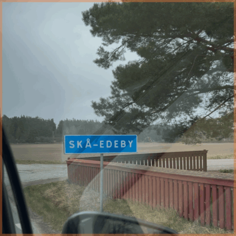 Klicka för bildspel En vägskylt med texten Skå-edeby