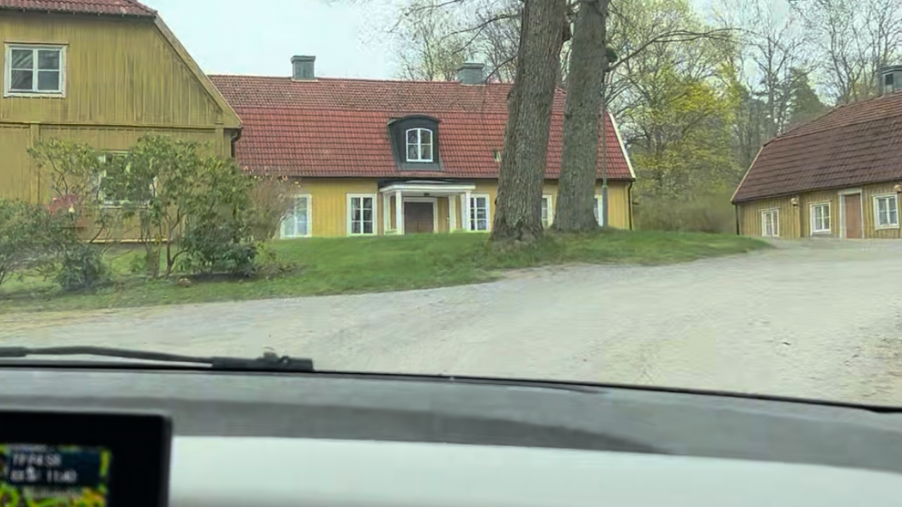 Barnbyn Skås huvudbyggnad på avstånd.