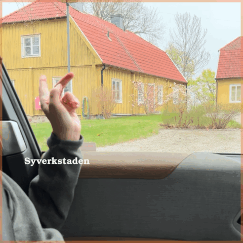 Klicka för bildspel Bild på Barnbyn Skås syverkstad, ett gult trähus.