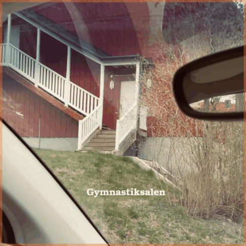 Klicka för bildspel En bild på ett rött hus med en trappa. Barnbyns gymnastiksal.