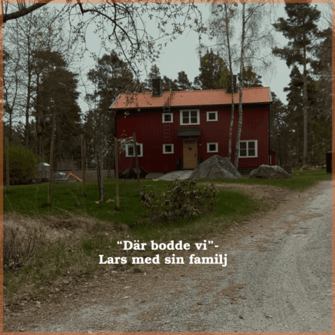 Klicka för bildspel Ett rött trähus omgivet av natur.