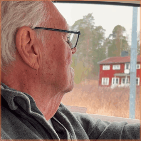 Klicka för bildspel Lars Lorentzon blickar ut från bilfönstret.